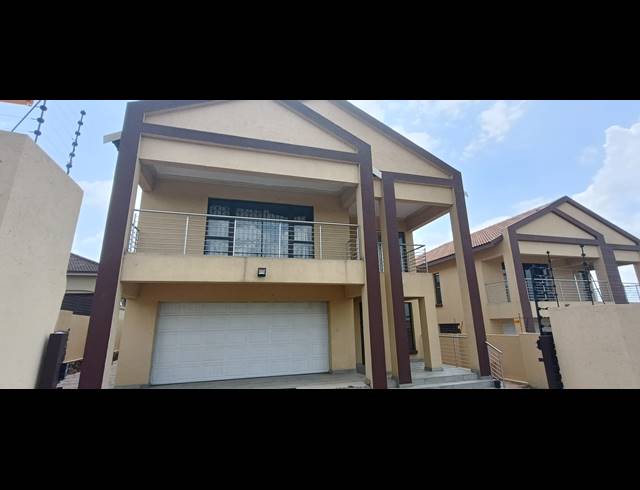 4 BEDROOM DUPLEX TO LET IN MODEL PARK